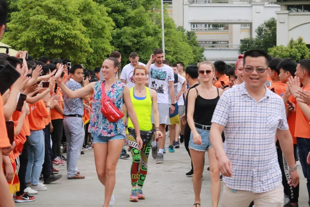 2019欧美国际职业篮球对抗赛运动员、啦啦队来剑阁职中啦！
