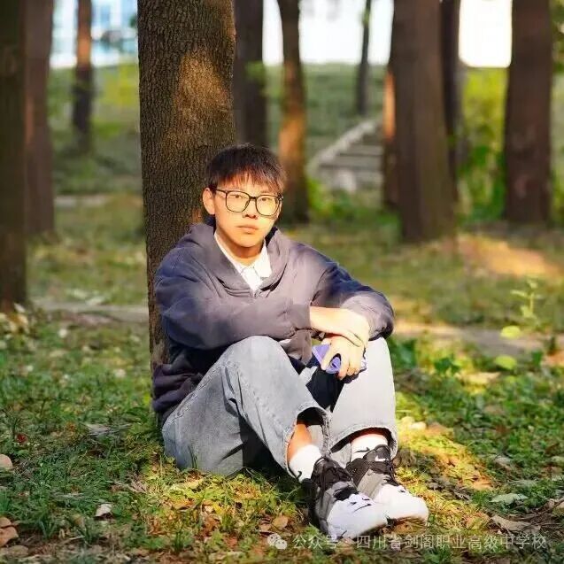 逆袭：职普融通 一路繁花——记剑阁职中优秀毕业生伏少卿、李小清